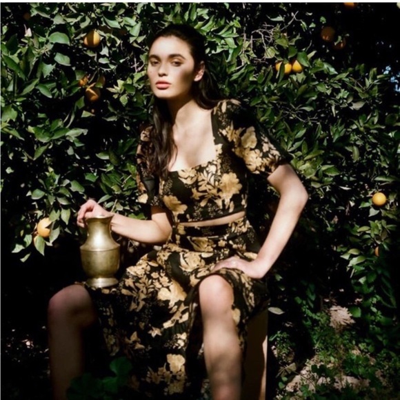 Reformation Yucca Linen Top in Carmen Gold - Picture 5 of 7